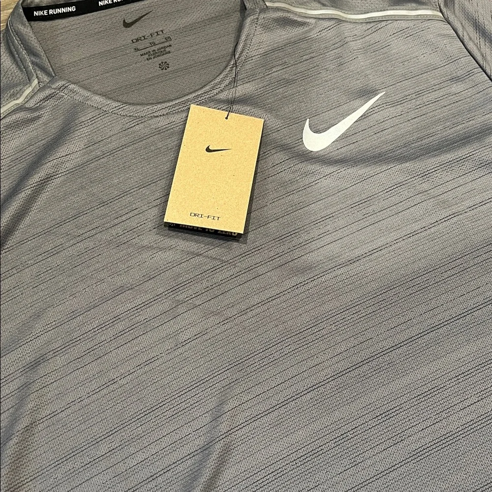 Nike Men's Charcoal Gray Short Sleeve Tee
